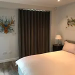 Riverside West End דירה