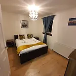 Διαμέρισμα Modern House Close To *