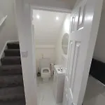 Διαμέρισμα Modern House Close To *
