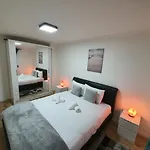 Modern House Close To Διαμέρισμα *