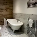Apartman West End -stunning, 2 Bedroom, Main Door Flat With Private Parking