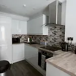 Daire Superb 1bed Flat In Fabulous West End - Pass The Keys Glasgow