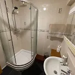 Apartman West End Hidden Gem - Modern 2-bedroom With Residents Patio *