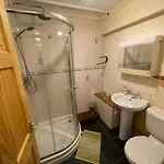 West End Hidden Gem - Modern 2-bedroom With Residents Patio Apartman Glasgow