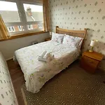 West End Hidden Gem - Modern 2-bedroom With Residents Patio Apartman Glasgow