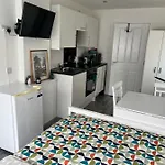 Modern Comfy One Bed - Free Parking דירה