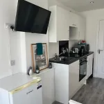 דירה Modern Comfy One Bed - Free Parking *