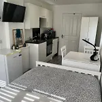 דירה Modern Comfy One Bed - Free Parking *