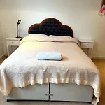 Spacious Queen Bed Centre Penthouse With Balcony - Homeshare - Live In Host Rum i privatbostad *