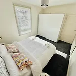 Apartment Modern Style , Separate Entrance Glasgow