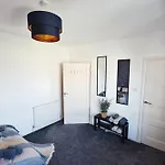 Modern Style , Separate Entrance * Glasgow