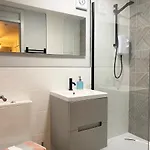 Beautiful West End Flat With Private Parking アパート