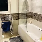 Entire 4 Bed Perfect Family In 别墅