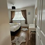Silverburn New House With Free Parking And Garden Дом отдыха