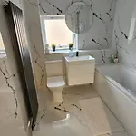 Дом отдыха Silverburn New House With Free Parking And Garden