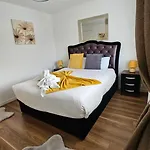 Дом отдыха Silverburn New House With Free Parking And Garden Глазго
