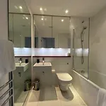 Stylish Newly Decorated 2 Bed *