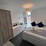 Stylish Newly Decorated 2 Bed