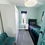 Bright 3br Walking Distance To Town - Free Parking