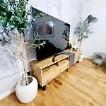 Bright 3br Walking Distance To Town - Free Parking *