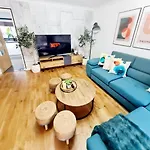 Bright 3br Walking Distance To Town - Free Parking Apartment