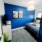 Bright 3br Walking Distance To Town - Free Parking Apartment *