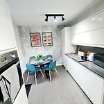 Bright 3br Walking Distance To Town - Free Parking *