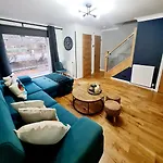 Bright 3br Walking Distance To Town - Free Parking