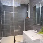 3 Bed Flat With Parking Глазго