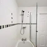 Sleek & Modern 2br - Easy Access To Centre *