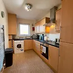 Sleek & Modern 2br - Easy Access To Centre *