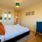 Sleek & Modern 2br - Easy Access To Centre *