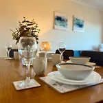 Sleek & Modern 2br - Easy Access To Centre *