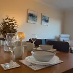 Sleek & Modern 2br - Easy Access To Centre *