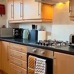 Sleek & Modern 2br - Easy Access To Centre