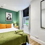 Spacious 4 Bedroom Near West End Διαμέρισμα *