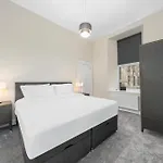 Large 4 Bed - Sleeps 8 - Perfect For Long - 30 Sec Walk To Subway - 5 Min Drive To Centre *