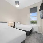 Large 4 Bed - Sleeps 8 - Perfect For Long - 30 Sec Walk To Subway - 5 Min Drive To Centre *