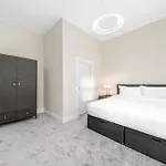Large 4 Bed - Sleeps 8 - Perfect For Long - 30 Sec Walk To Subway - 5 Min Drive To Centre Lägenhet