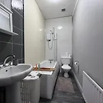 Cheerful 5 Bedroom House Close To West End And Parking