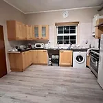 Cheerful 5 Bedroom House Close To West End And Parking