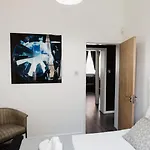 Westend Secc & Hydro - Two Bed By Living Scotland