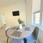 2br, Sleeps 6, Green, Free Parking & Walk Dist To Centre *