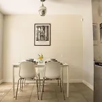 Modern 3br With 3 Bathrooms, Garden & Free Parking Villa *