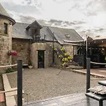 The At Barraston Farm Tatil Evi *