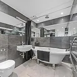 Unique 1 Bedroom Near West End