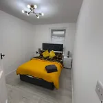 Cozy 3 Bed Home, Free Parking 8 Min To Centre Daire