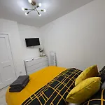 Cozy 3 Bed Home, Free Parking 8 Min To Centre