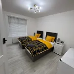 Cozy 3 Bed Home, Free Parking 8 Min To Centre Daire *