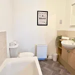 Appartement Stylish With Free Parking Near Town